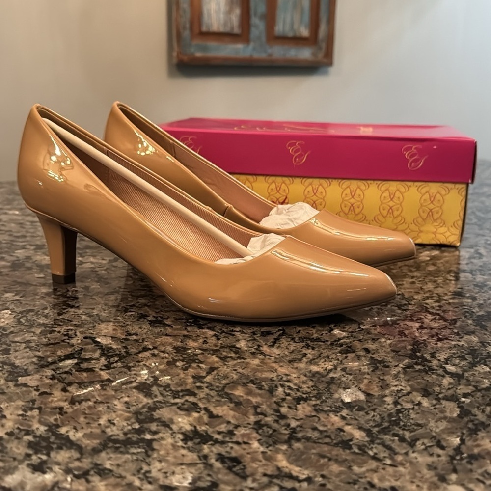 Easy street pointe nude patent leather pump 2.5 inch heel NIB 9.5